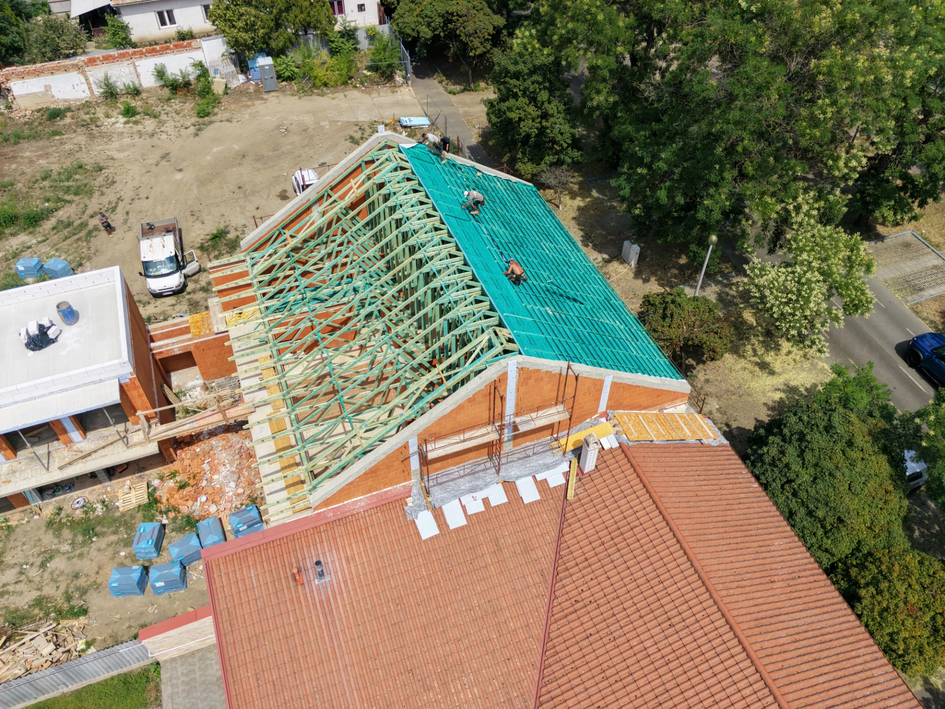 Szeglemezes tetőszerkezet építése felülnézetből